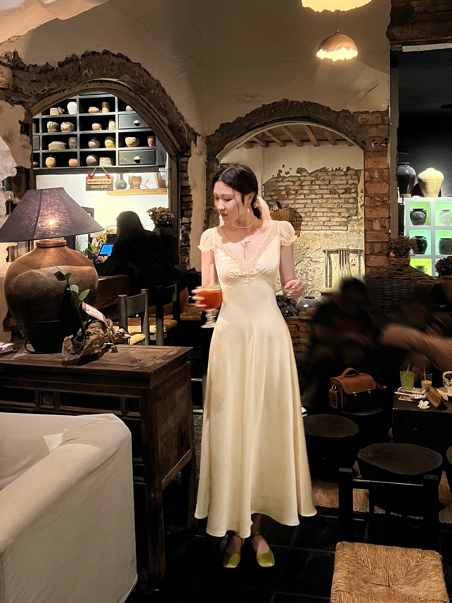 

Ретро-платье с тяжелой вышивкой и кружевом, женское, из блестящего атласа, с V-образным вырезом, приталенное, А-силуэт, макси-юбка, для свадьбы, свидания, повседневной носки, прогулок по городу