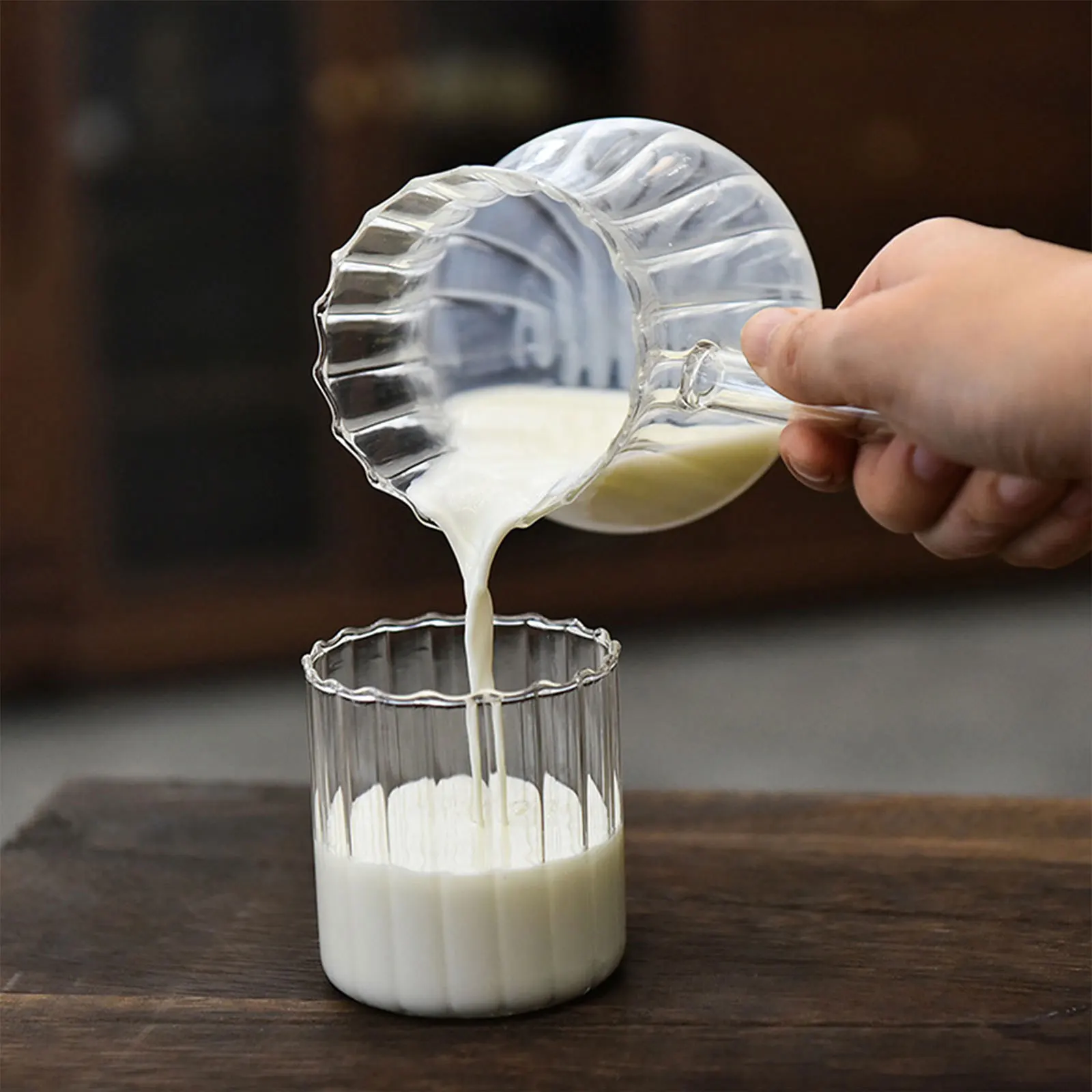 

Стеклянный полосатый кувшин для молока, большой термостойкий кувшин для сливок, кофейный кувшин, удобная ручка, изысканное мастерство, художественный дизайн