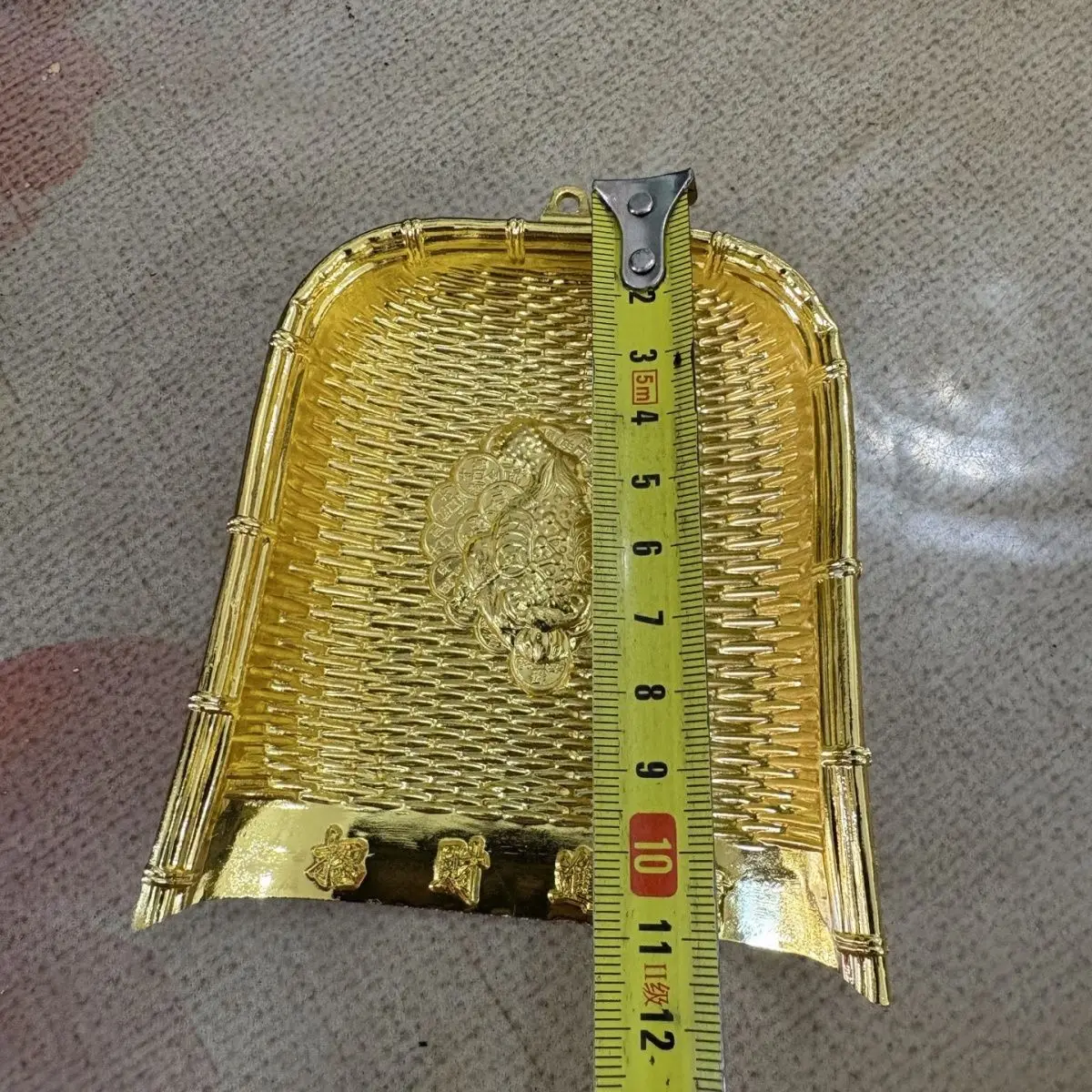 Gilt dustpan to attract wealth and treasure jewelry