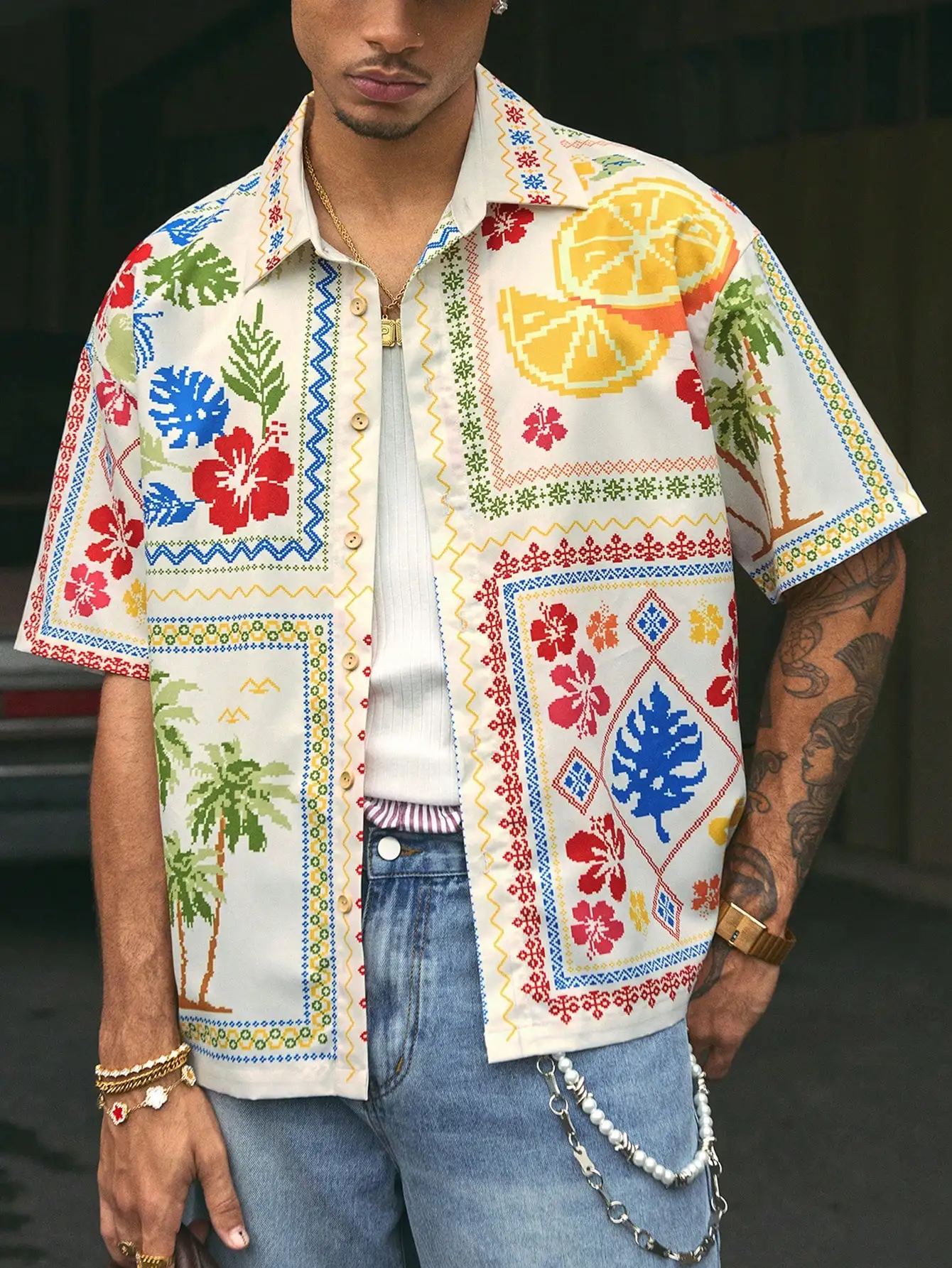 

Мужская повседневная рубашка с коротким рукавом и принтом в виде тропических цветов и цитрусовых.