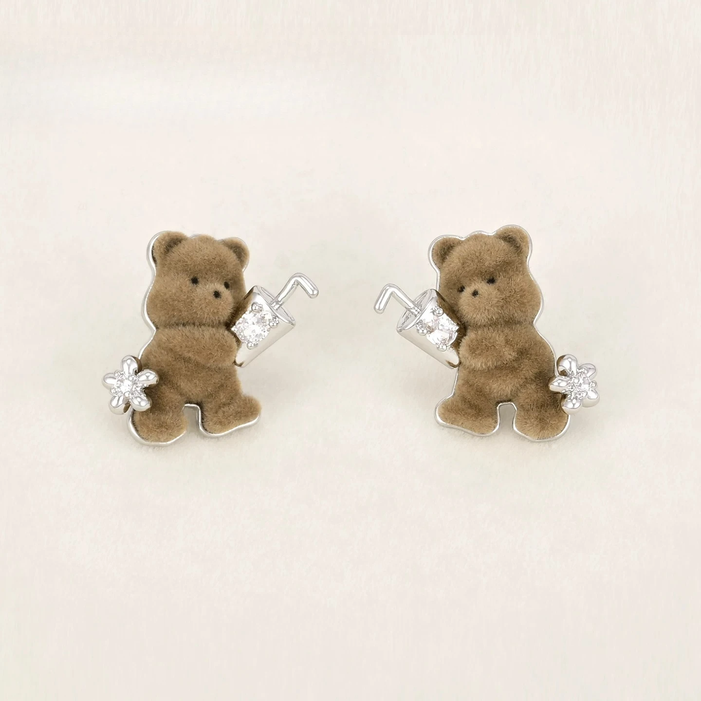 

Cute cartoon plush teddy bear, high-end and super beautiful earrings, female niche design, sweet and plush autumn and winter earrings