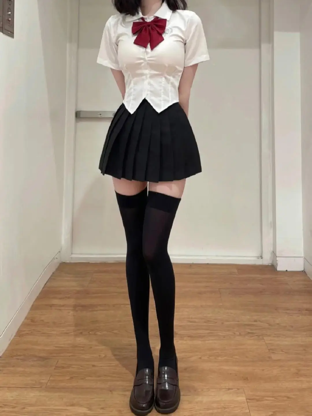 

Комплект: приталенная рубашка с коротким рукавом в стиле JK, утянутая на талии, для образа в стиле Hot Girl, с воротником на пуговицах, из полиэстера