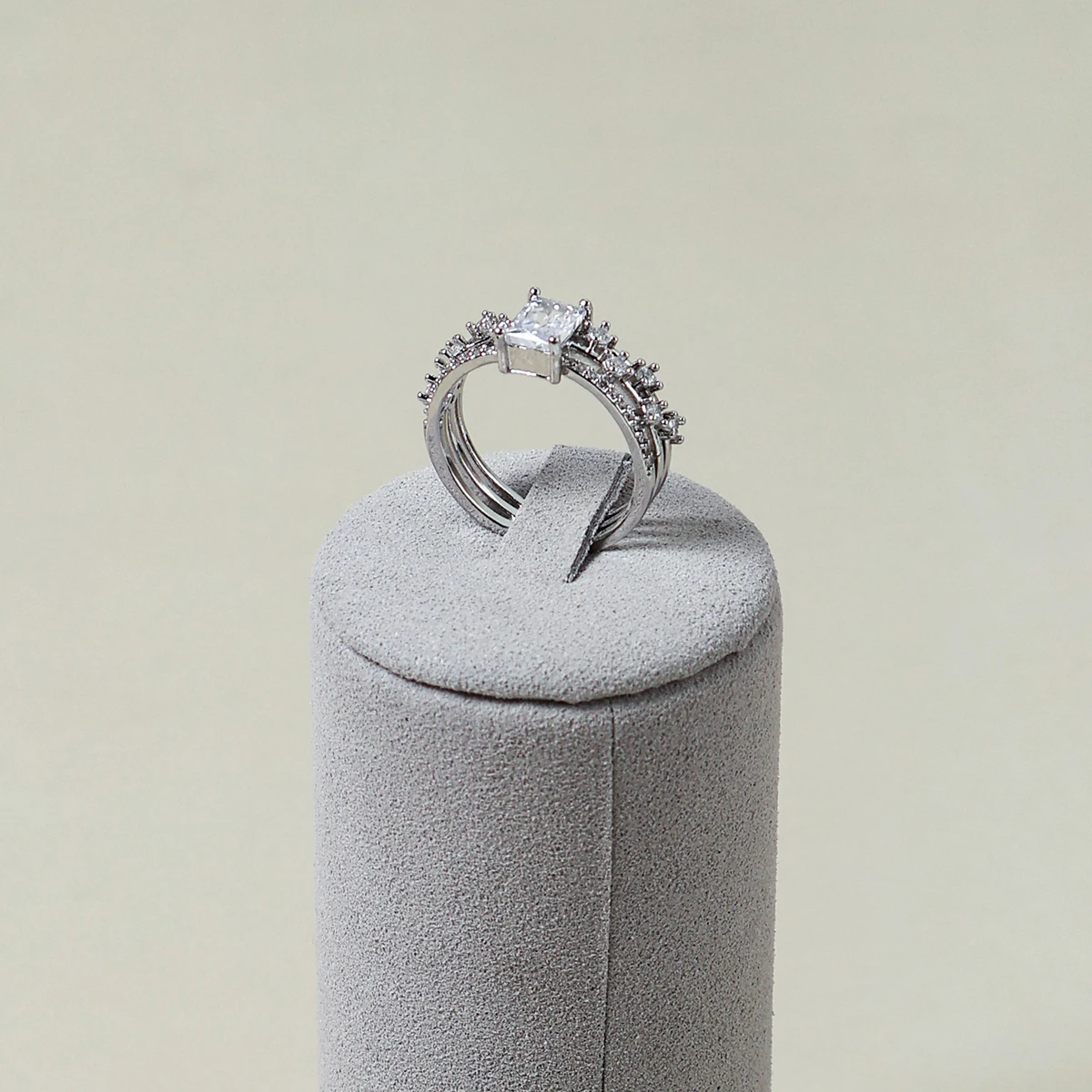 1 szt. Mikrofibrowy Aksamitny Wielokolorowy Metalowy Stojak Ekspozycyjny na Biżuterię z Pierścieniami, Rekwizyty do Ekspozycji Biżuterii, Ekspozytor na Biżuterię do Sklepu Biżuterii