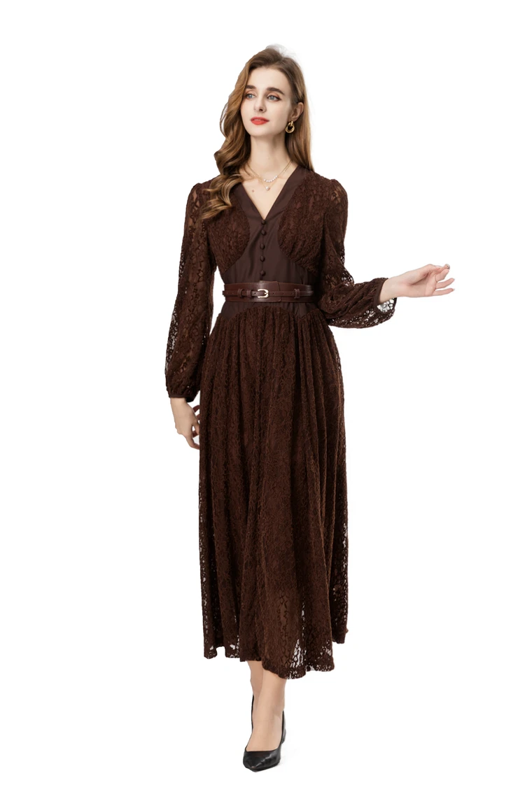 Sukienka maxi z satyny w kolorze bogatego brązu, wykończona koronką, z dekoltem w serek, długimi rękawami, zapinana na guziki z przodu i z paskiem do wiązania, idealna na co dzień.