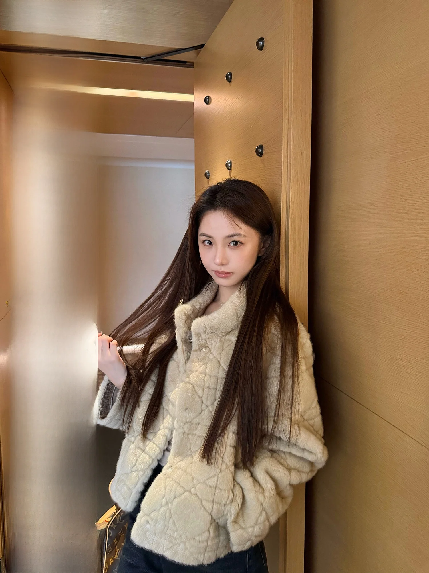 

Eco-Friendly Emed Fur Jaet Stand Collar Diamond Pattern Design Casual Loose Fit Long Sve Zipper ort Coat for Women