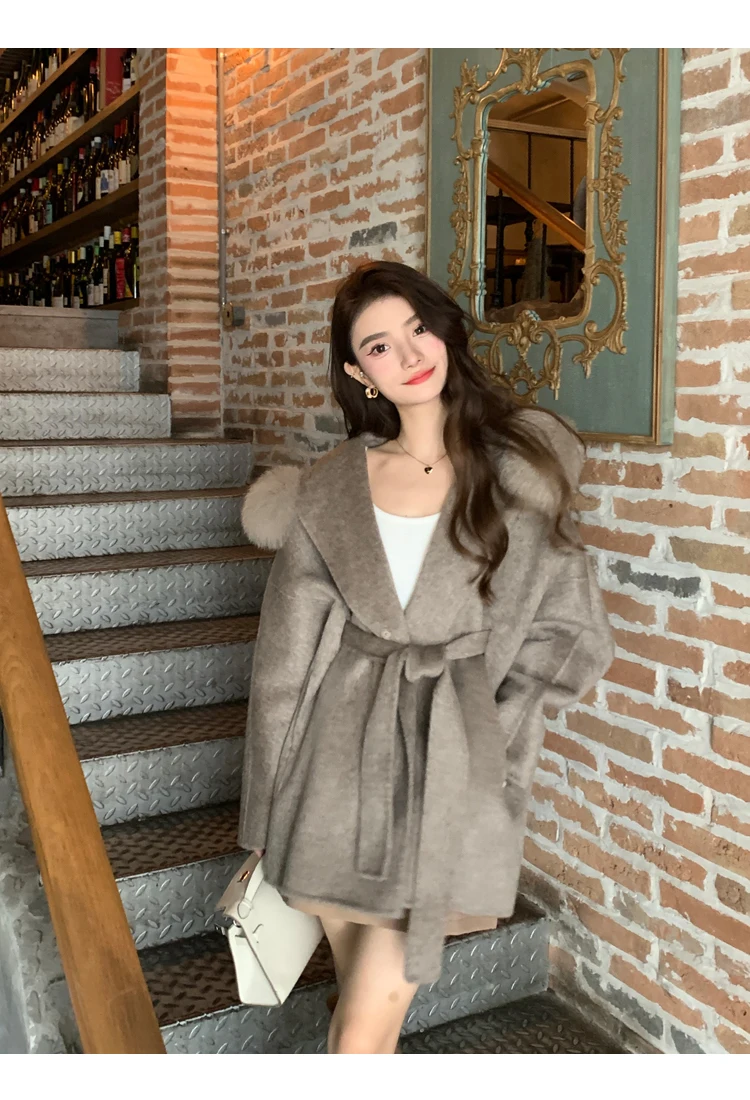 2023 New Women Wool Coat Jackets with Fox Fur Hoody Fashion Woolen Clothing with Belt Girl Winter Fur Coats Warm Short