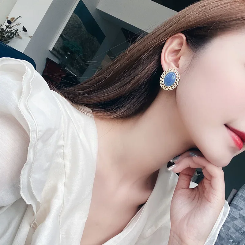 French Retro Palace Court Baroque Clip Earrings Metal Hollow Out Resin Blue Stone Clip Earrings No Hole Ear Clip for Female Lady