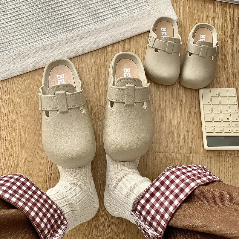 شباشب أطفال 2025 بناتي أولاد بنعال ناعمة حقائب أطفال أحذية مثقوبة صنادل منزلية وأطفال