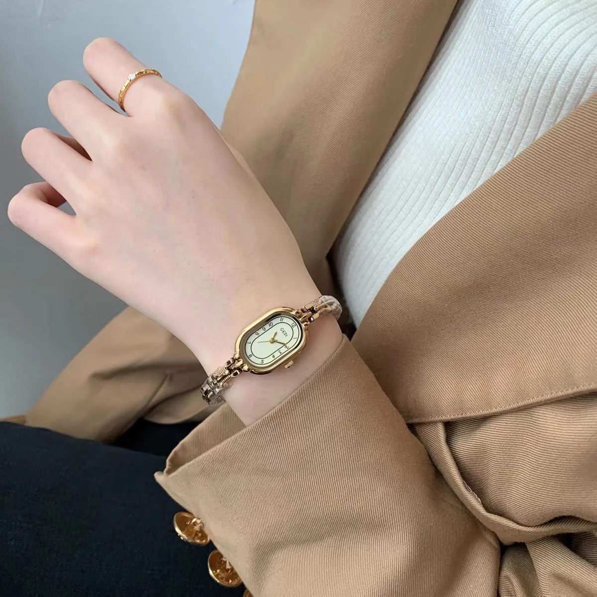 Women Quartz Watch Luxury Oval Square Fashion Roman Numerals Numbers Dial Female Vintage Gold Bracelet Watches Ladies Wristwatch