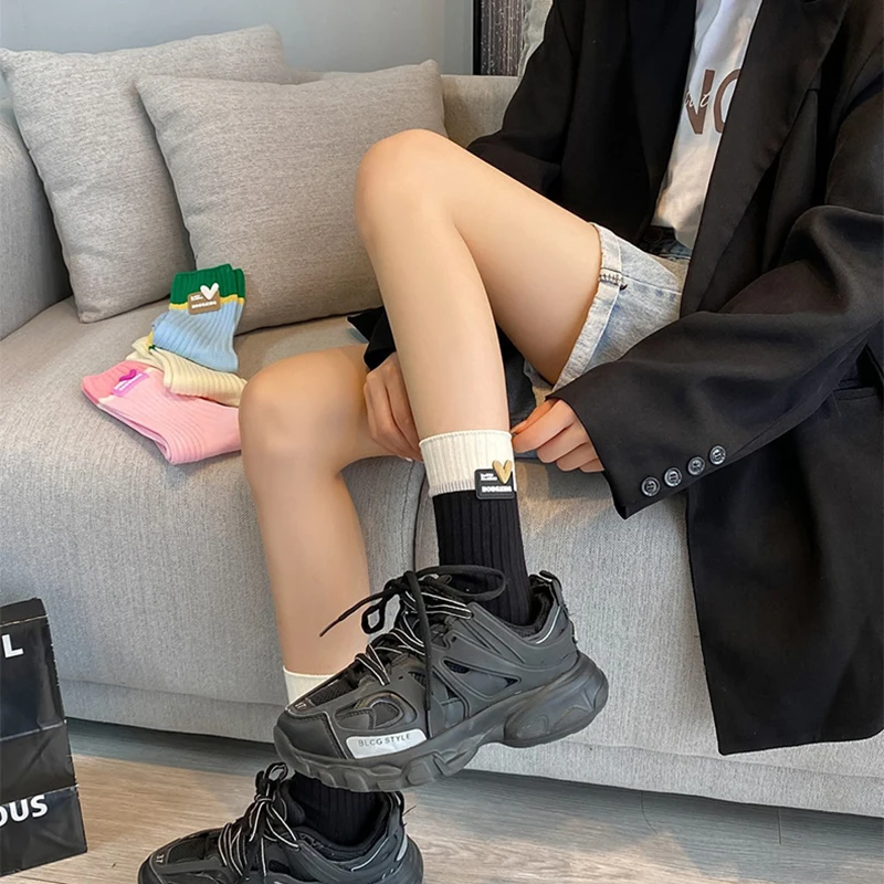 1/4 Paar Damen-Socken mit herzförmigem Logo, mittlere Röhre, Frühling und Sommer, dünn, atmungsaktiv, modisch, Dopaminfarben, lässige Socken – Detail 10