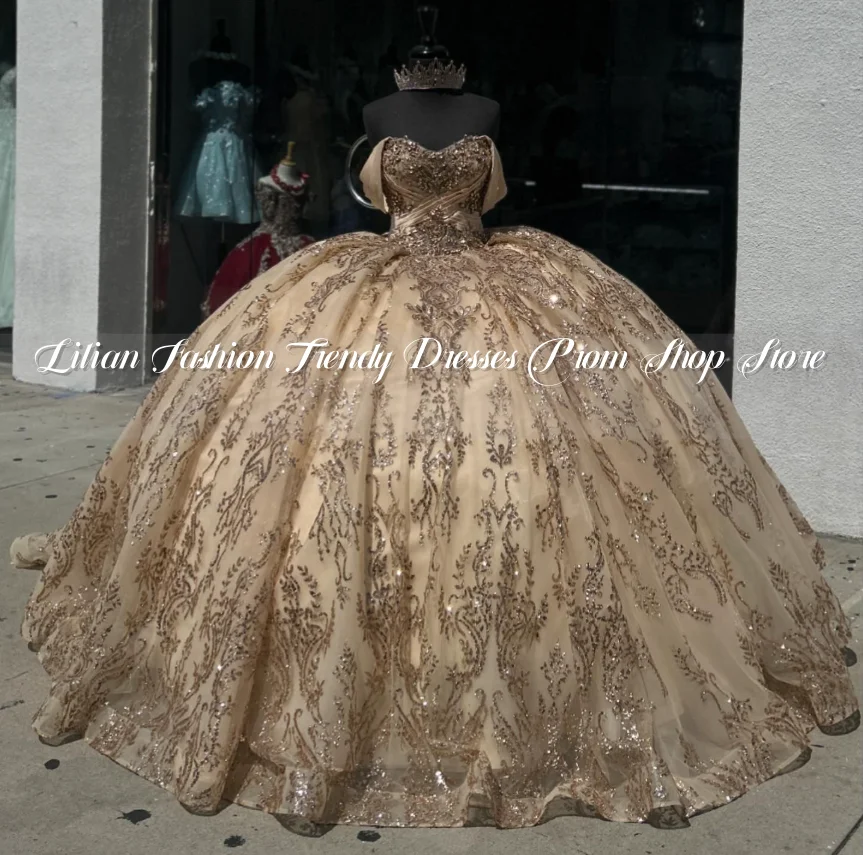 Champagne princesa vestido de quinceañera 2025 fuera del hombro lentejuelas incrustación capilla tren personalizado abiti da cerimonia