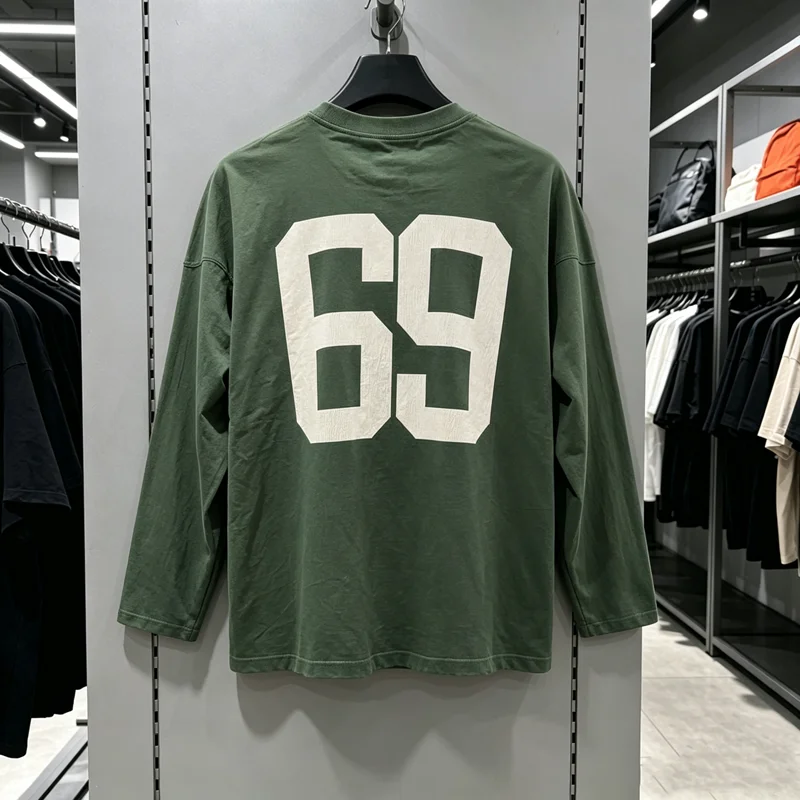 T-shirt Vert Unisexe à Manches Longues avec Impression Grand Chiffre 69, Style Maillot de Football Délavé et Vieilli, Motif 'WILD GOD'