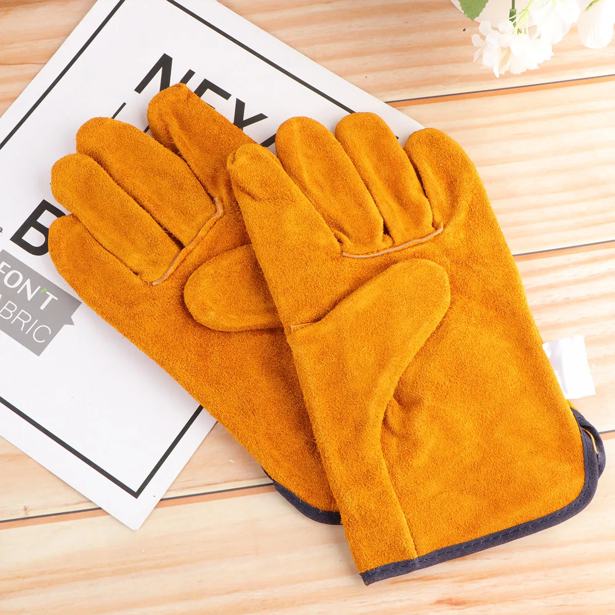 1Pair Full Grain Cowhide Protective Gloves Flame Resistant Breathable Heat Insulation for Welding Barbecue Soldering