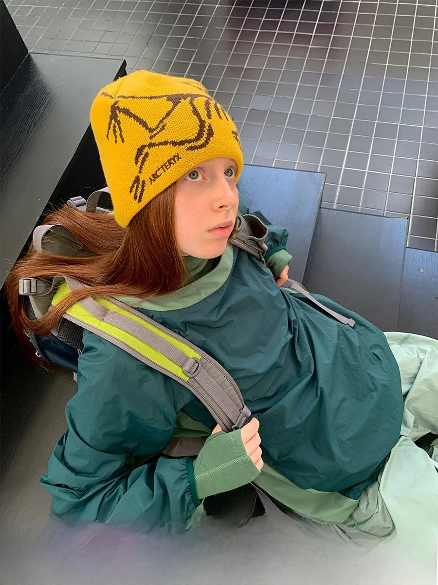 

Универсальная женская дышащая куртка-худи из полиэстера с длинными рукавами, квадратным вырезом горловины и цветными вставками для активного отдыха