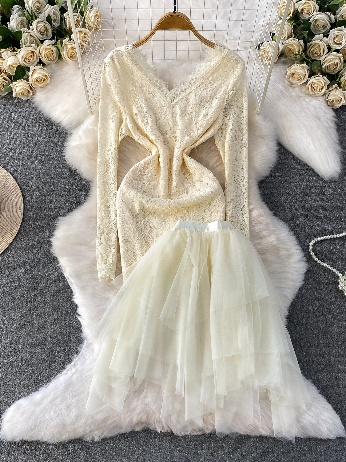 

Сексуальный кружевной комплект с V-образным вырезом, асимметричной сетчатой юбкой, подчеркивающей талию, для стройнящего эффекта, модный повседневный зимний наряд для женщин