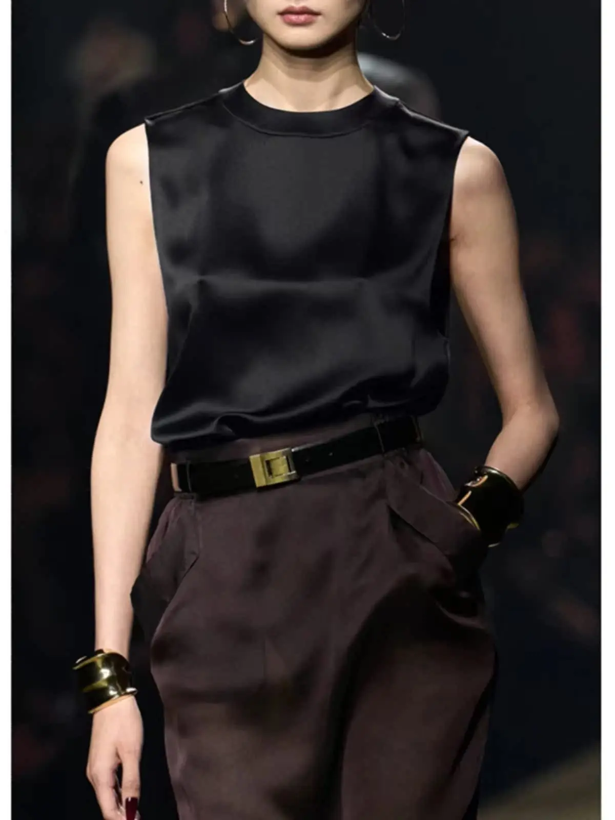 

Комплект из атласного топа-жилетки и юбки А-силуэта Ele: женская модная коллекция осень 2023, полиэстер, стройнящий дизайн