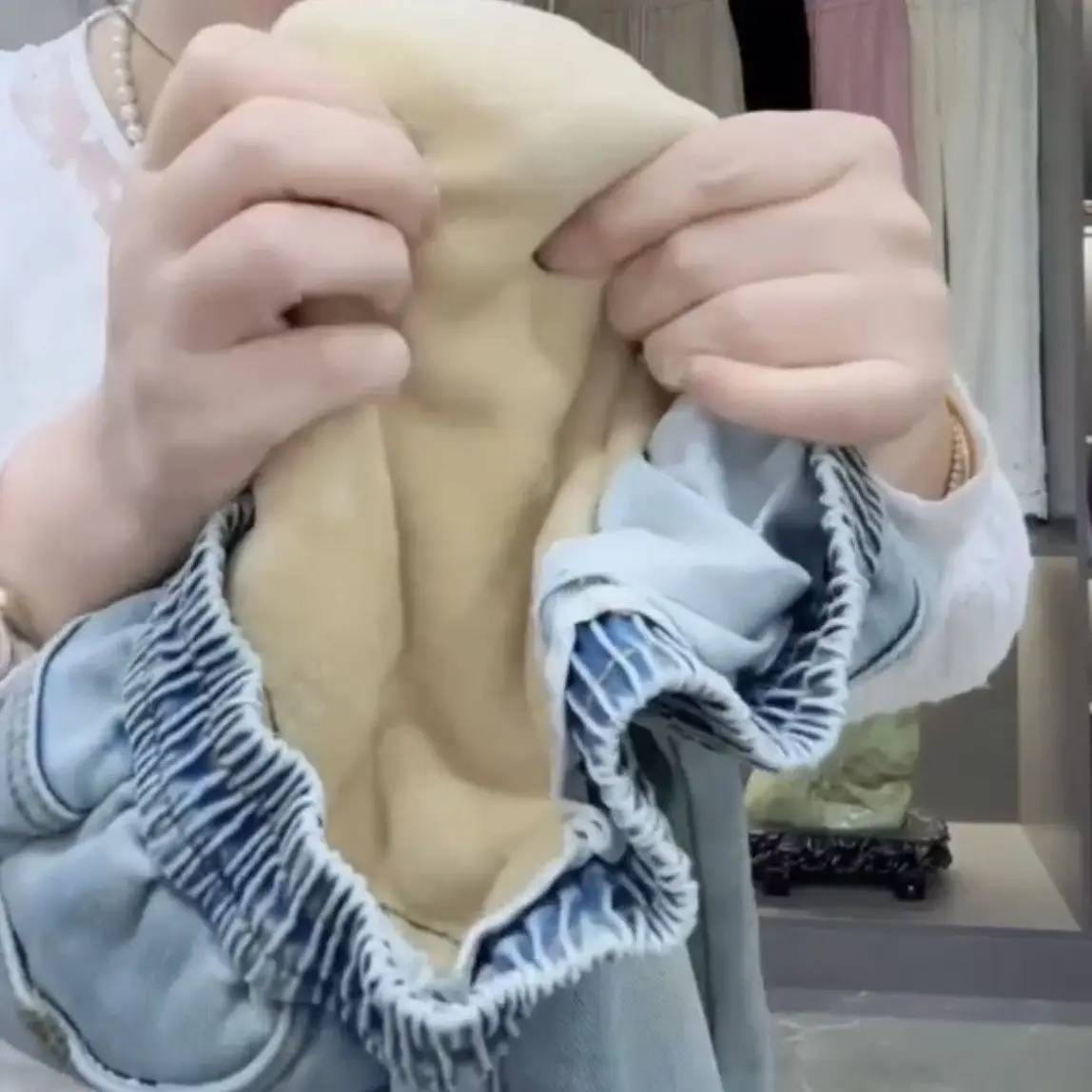 Pantaloni in denim foderati in pile con fiori 3D in rilievo con diamanti in stile cinese Pantaloni da cowboy con jeans soffici in vita elastica allentata