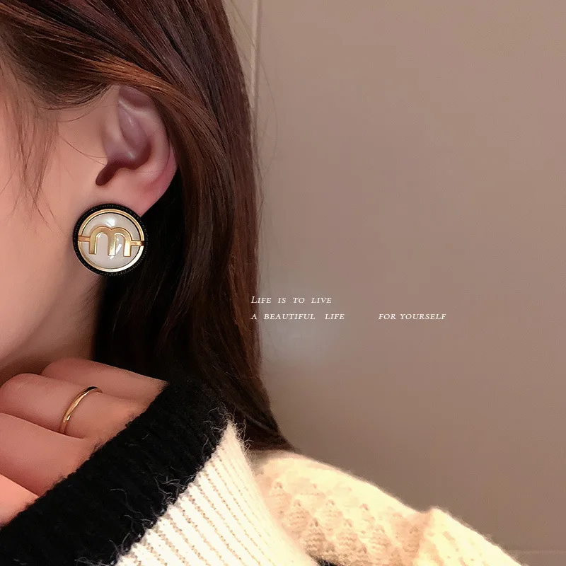 Korea New Design Simple Pearl Letter M Earrings Ear Studs for Adult Ladies 2022 New Luxury Pearl Handmade Letter Patter Jewelry