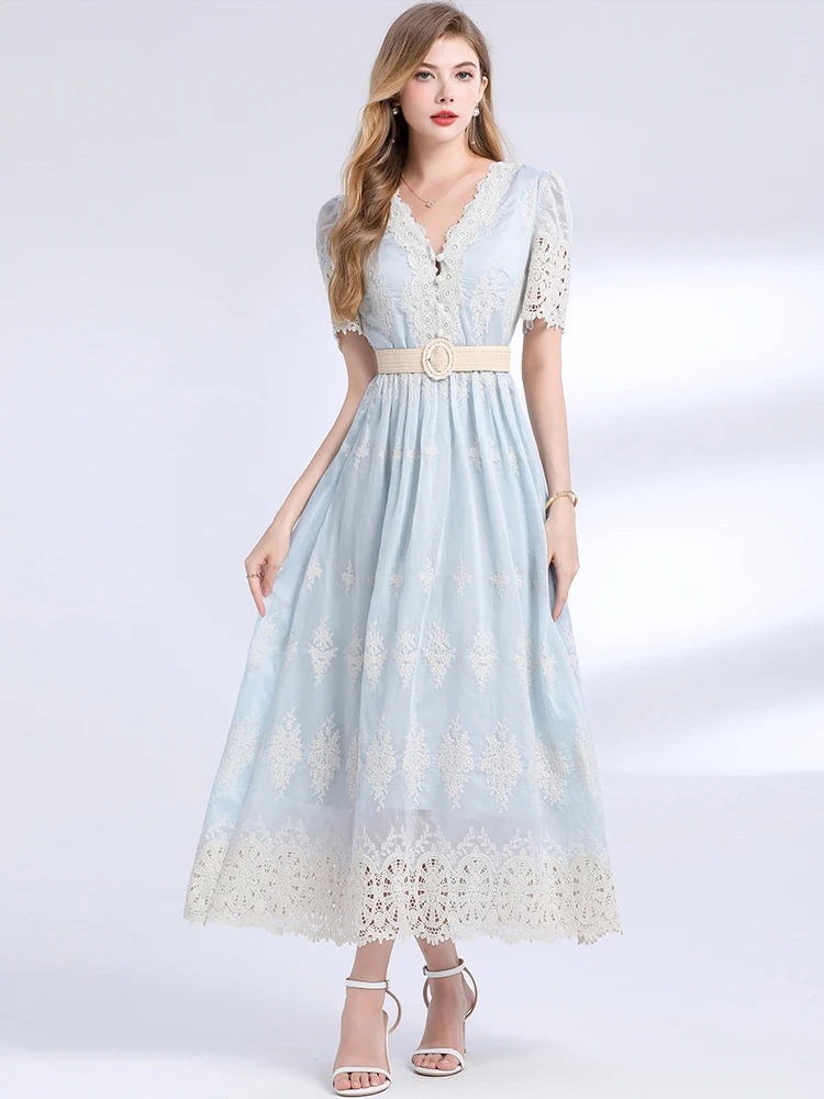 Elegancka sukienka maxi z dekoltem w serek i krótkim rękawem, dopasowana, damska, luksusowa, koronkowa, haftowana, z wycięciami, w stylu vintage, INKEO 5D203, lato 2025.