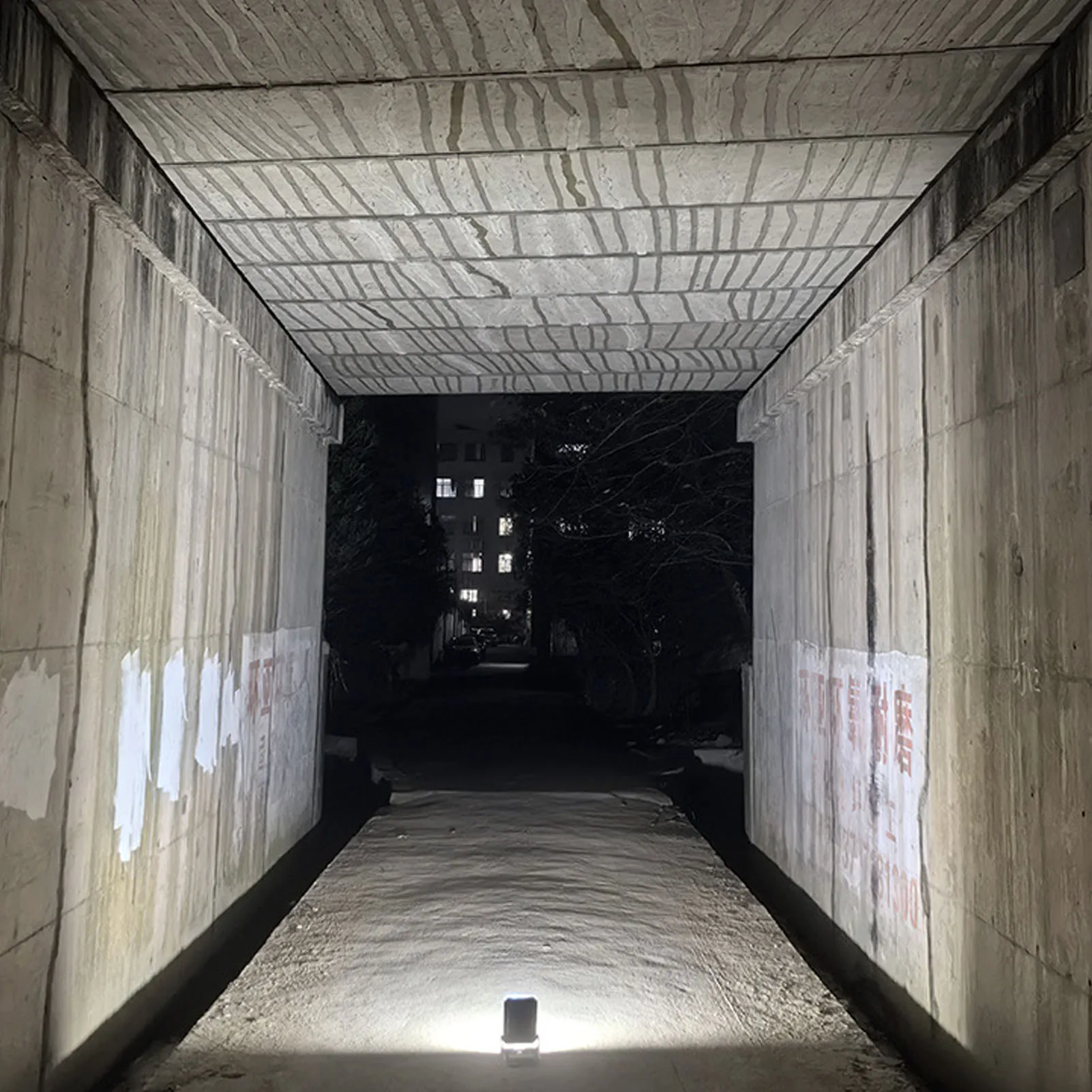 ضوء عمل قابل للطي من النوع C شحن 3 مستويات إضاءة بحد أقصى 1300LM LED كشاف ضوء بطارية 4000 مللي أمبير في الساعة للتخييم في الهواء الطلق والتنزه