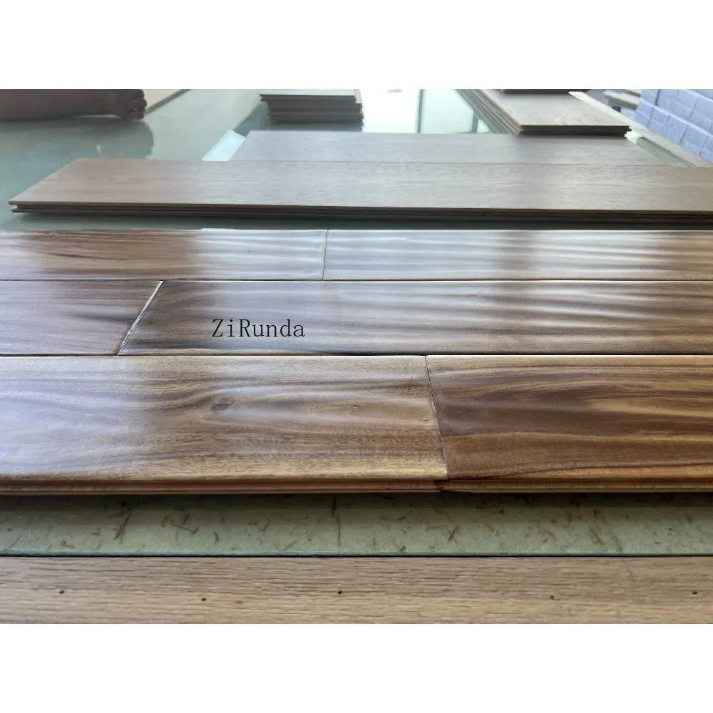 Maßgeschneiderte Version: 8-mm-Bodenbelag aus warmer, gebürsteter Eiche aus mehrschichtigem Holz