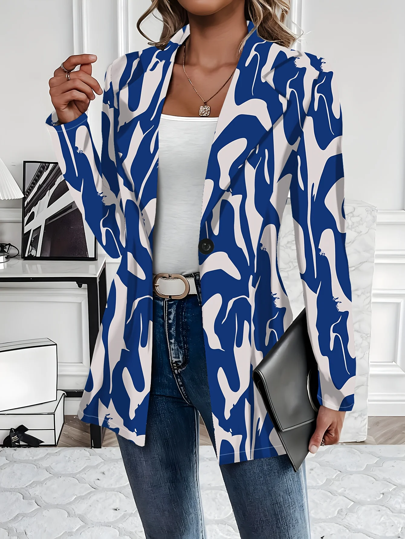 

Пиджак в повседневном стиле для весны и осени с сине-белым абстрактным узором