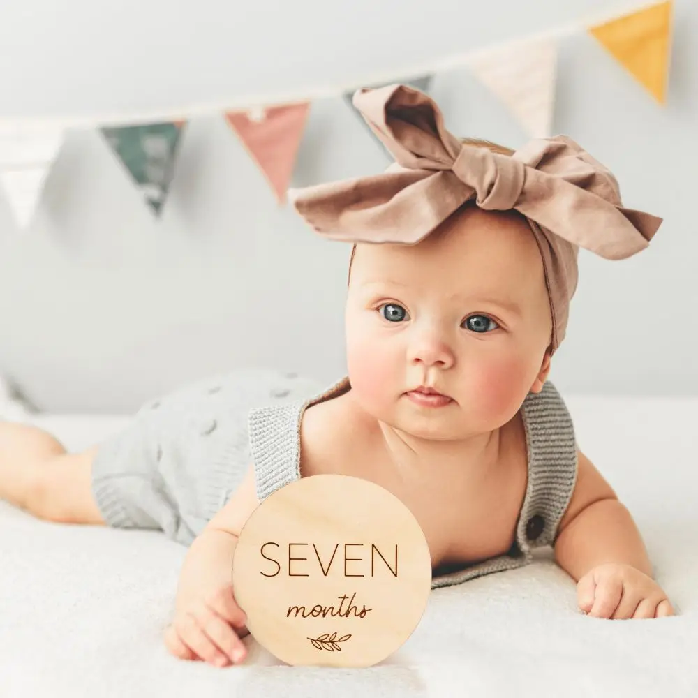 7pcs Beautiful Baby Monthly Milestone Cards - The Perfect Wooden Discs for Adorable Milestone Pictures of Your Newborn Boy/Girl