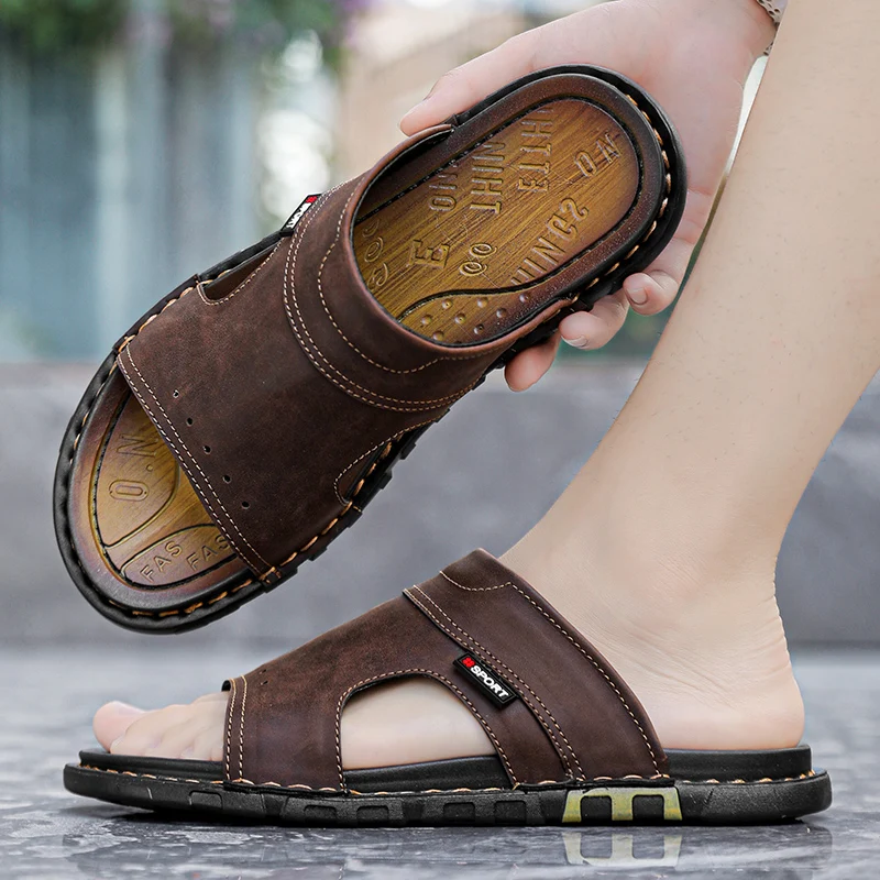 

Мужские шлепанцы 2025: летние повседневные пляжные сандалии, уличные сабо, комфортные кожаные дизайнерские модные легкие тапочки класса люкс