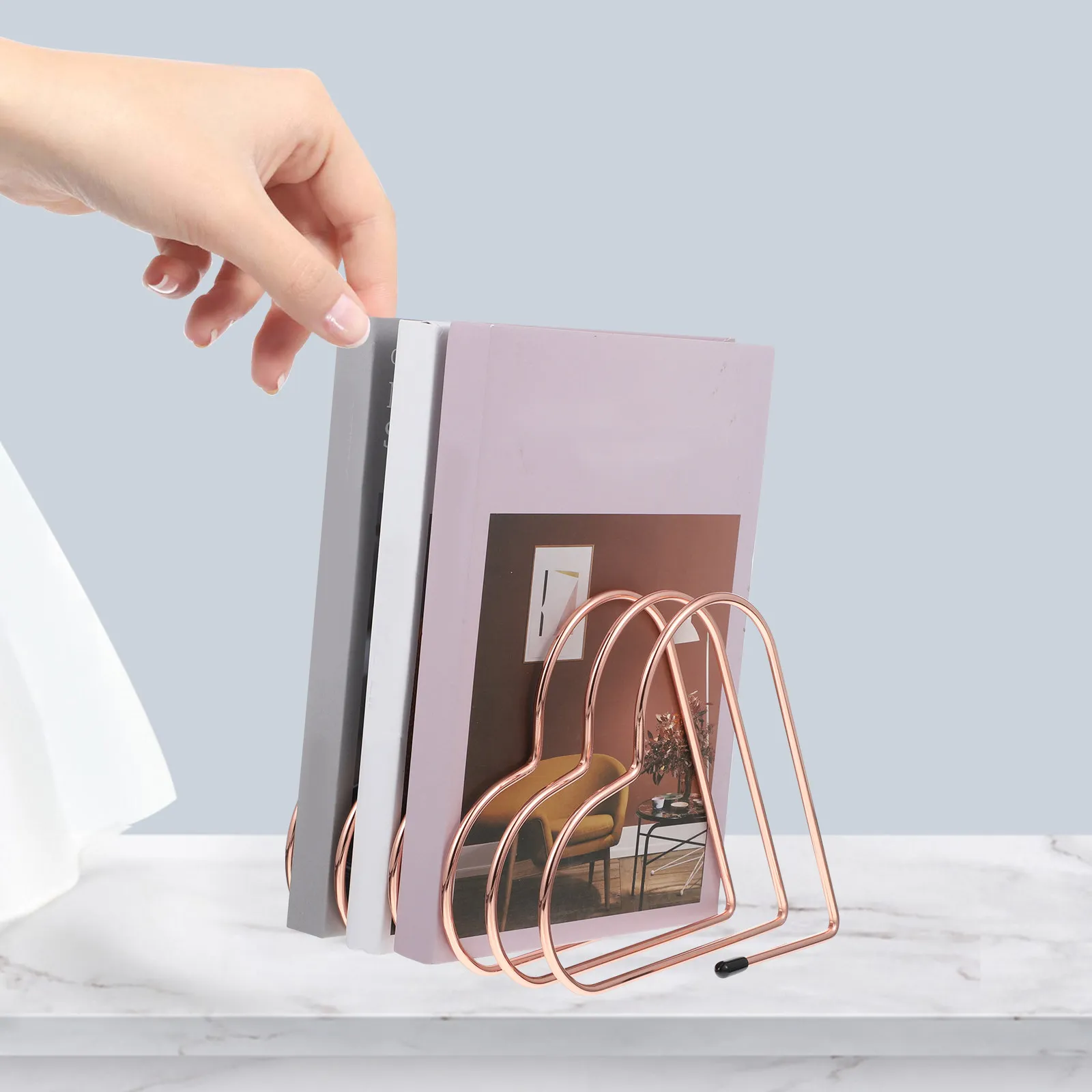 

Sturdy Iron Heart-Shaped Bookend Desktop Book Support Rack Elegant Book Organizer for Office Bedroom Library Home Decorative