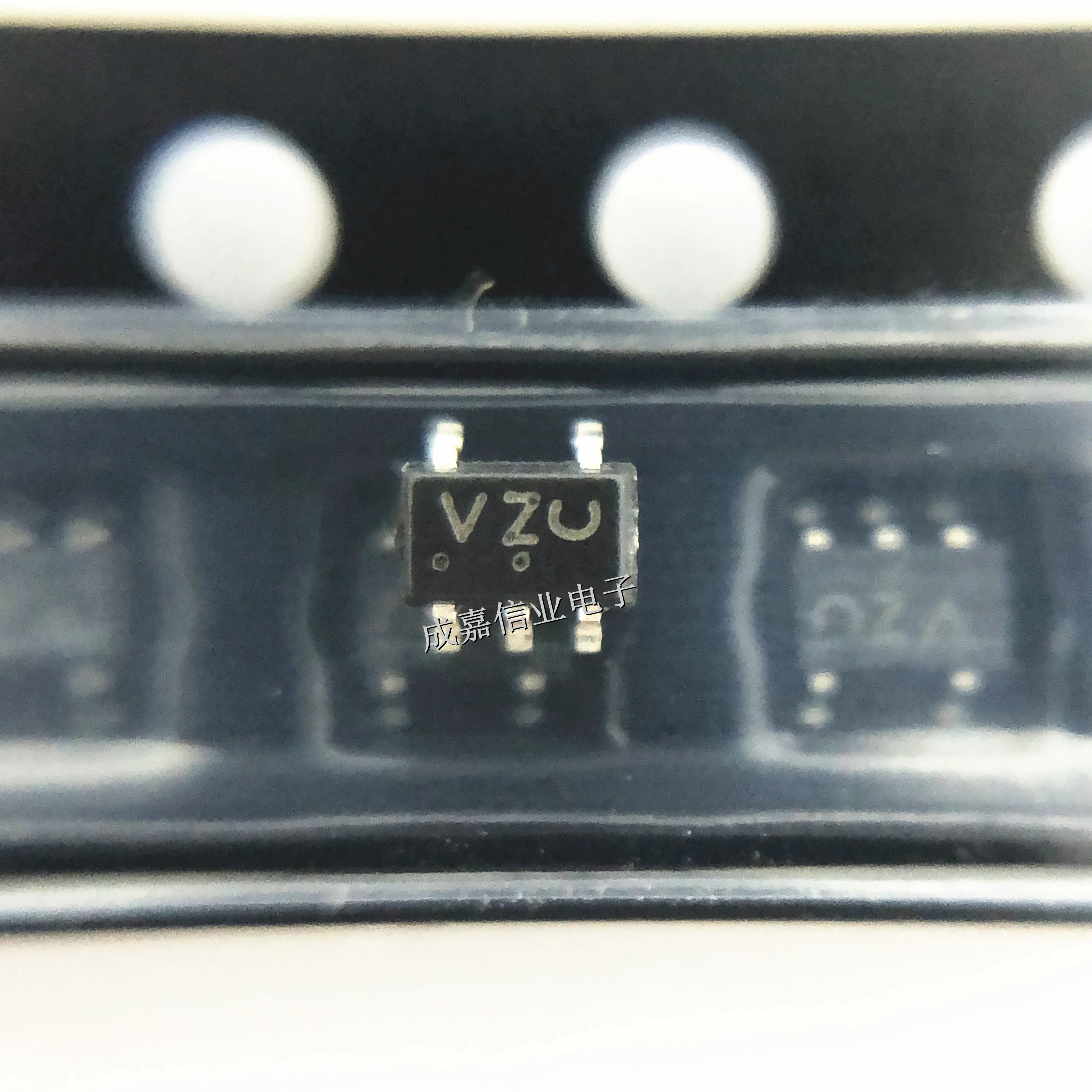 

10pcs/Lot M74VHC1G135DFT1G SC-70-5 MARKING;VZ Logic Gates 2-5.5V Single 2-Input NAND Schmitt