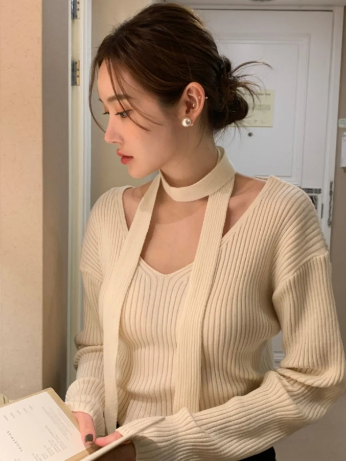 White Sweater Women Chic Autumn New French sle Temperament V-neck Hanging Neck Long sleeve Knit Versatile Slimming Top