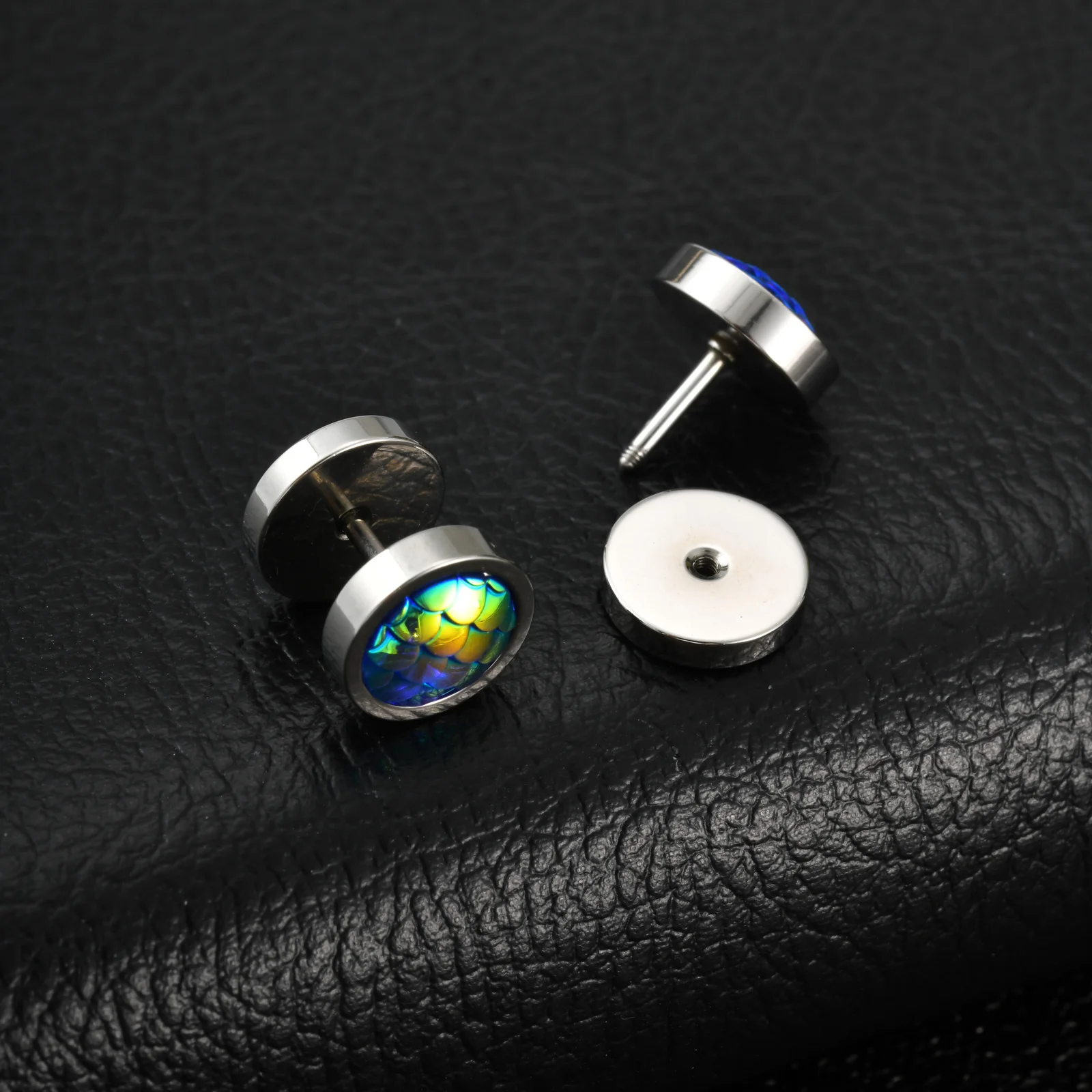 Vnox Regenbogen-Meerjungfrau-Fischschuppen-Ohrstecker, Edelstahl, antiallergisch, 10 mm, runde Ohrringe für Männer und Frauen, Piercing-Schmuck – Detail 6