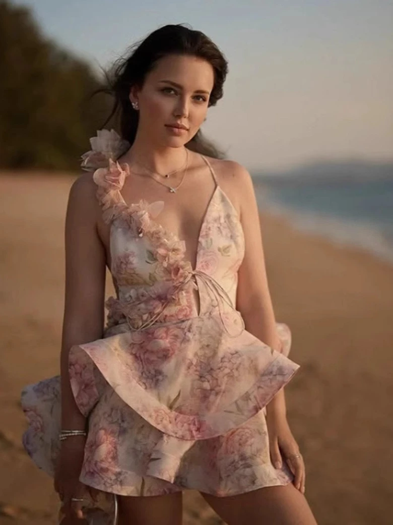 เดรสสั้นพิมพ์ลายดอกไม้แบบเปิดหลังสำหรับผู้หญิง ดีไซน์หรูหรา คอวีลึก ประดับดอกไม้ 3 มิติ สายเดี่ยว ทรงเข้ารูป ระบายชายกระโปรงทรงเอ สำหรับงานปาร์ตี้