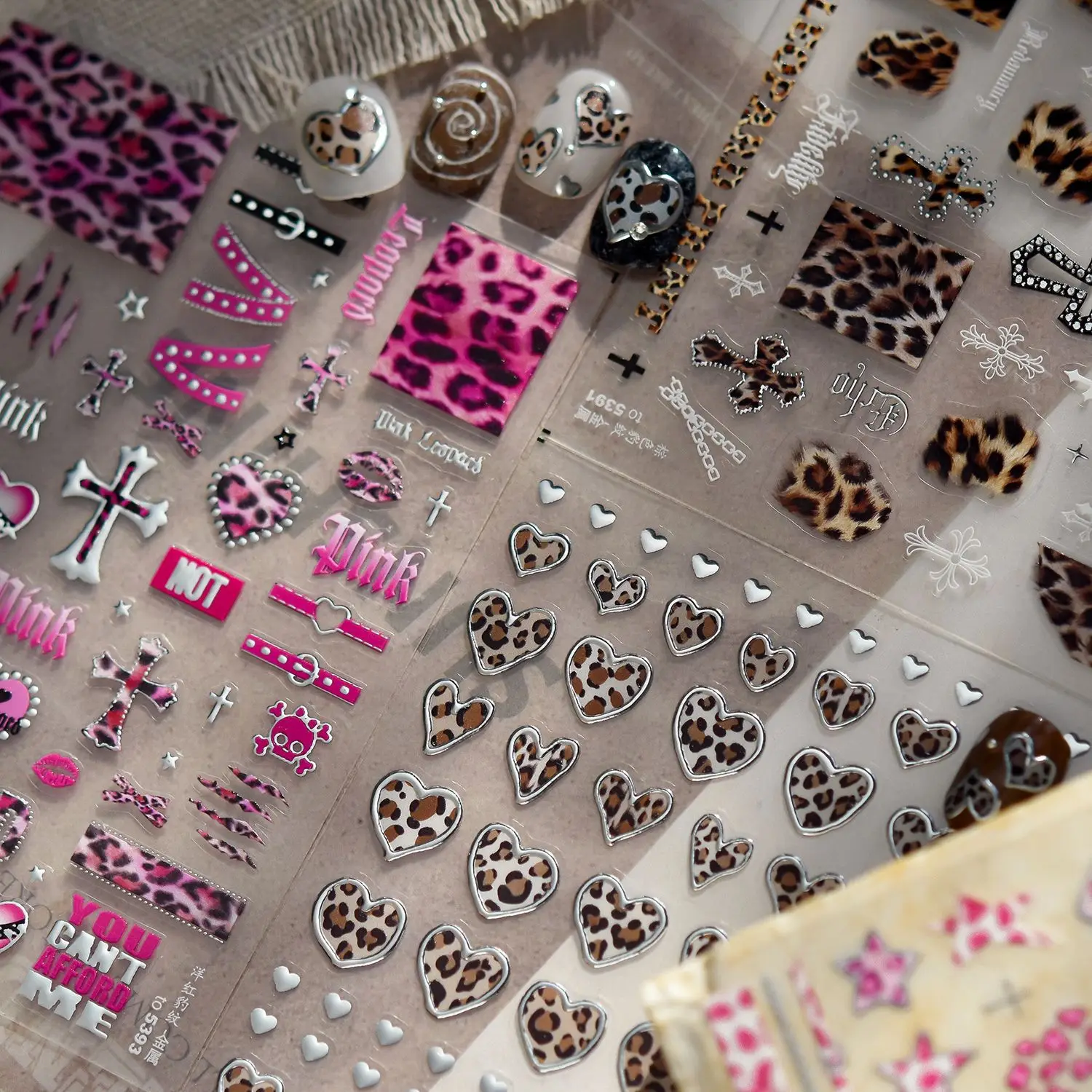 

5D металлические наклейки для ногтей с ретро-леопардовым принтом, в форме сердца, в европейском и американском стиле, для маникюра, декоративные стикеры