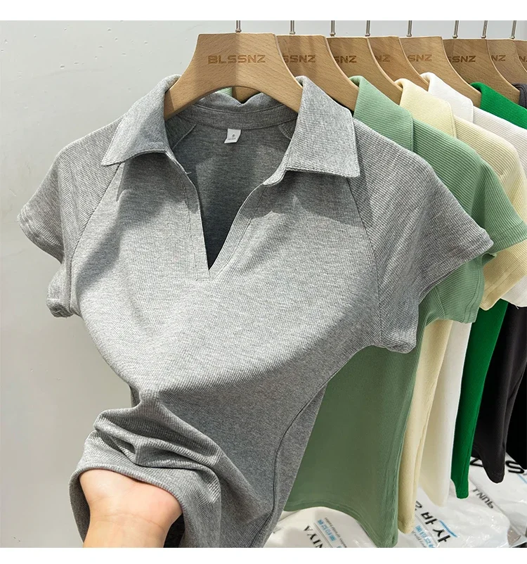 Nischen-Design Slim Fit Kurzarm Damen T-Shirt 2026 Sommer Neuheit V-Ausschnitt Poloshirt Einzigartiges Elegantes Top Koreanisches Einfarbiges Tee – Detail 24