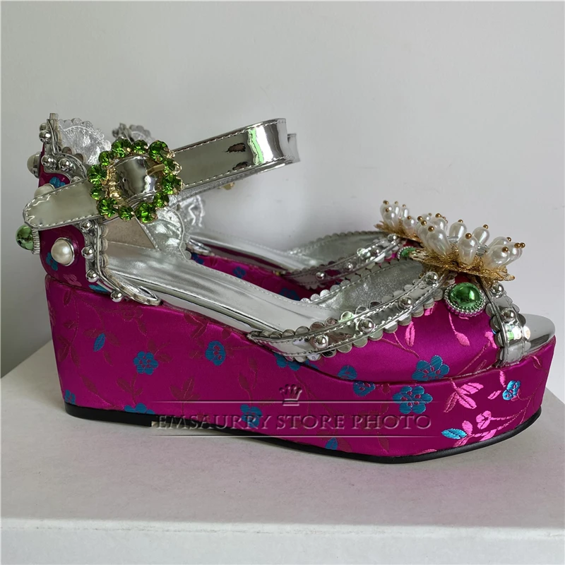 Sandali con zeppa in raso con fiore ricamato scarpe da festa con fibbia in strass con rivetti con plateau alto da donna estate