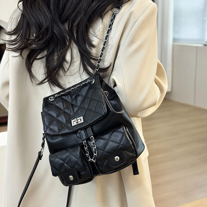 

Luxury Paris Fashion Designer Tote Bag for Women Featuring Leather Elegance Solid Color and Unique Logo