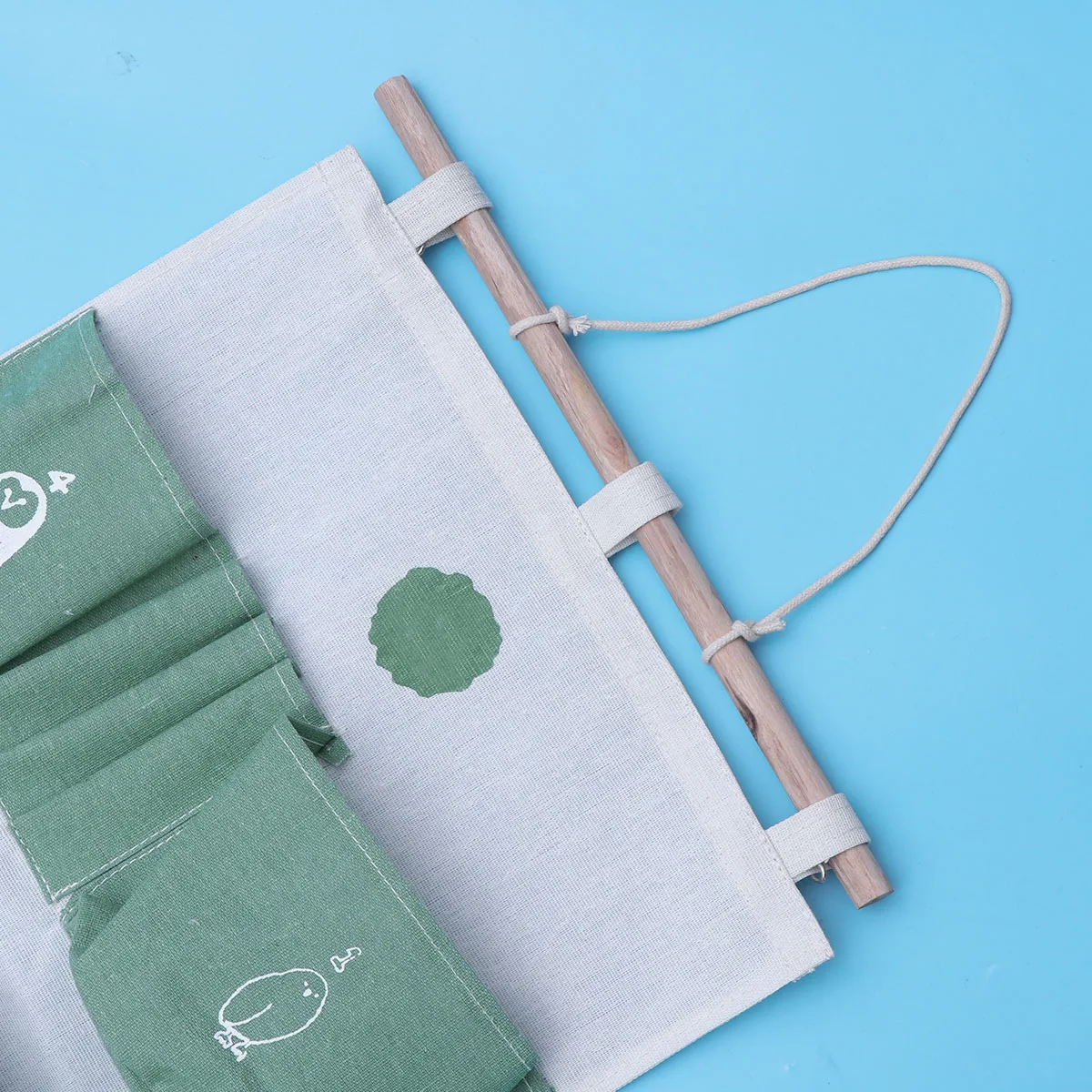 

Multi-Pockets Storage Hanging Bag Natural Polyester Cotton Material Wear Resistant Dirt-Proof Wooden Hanger Home Organizer