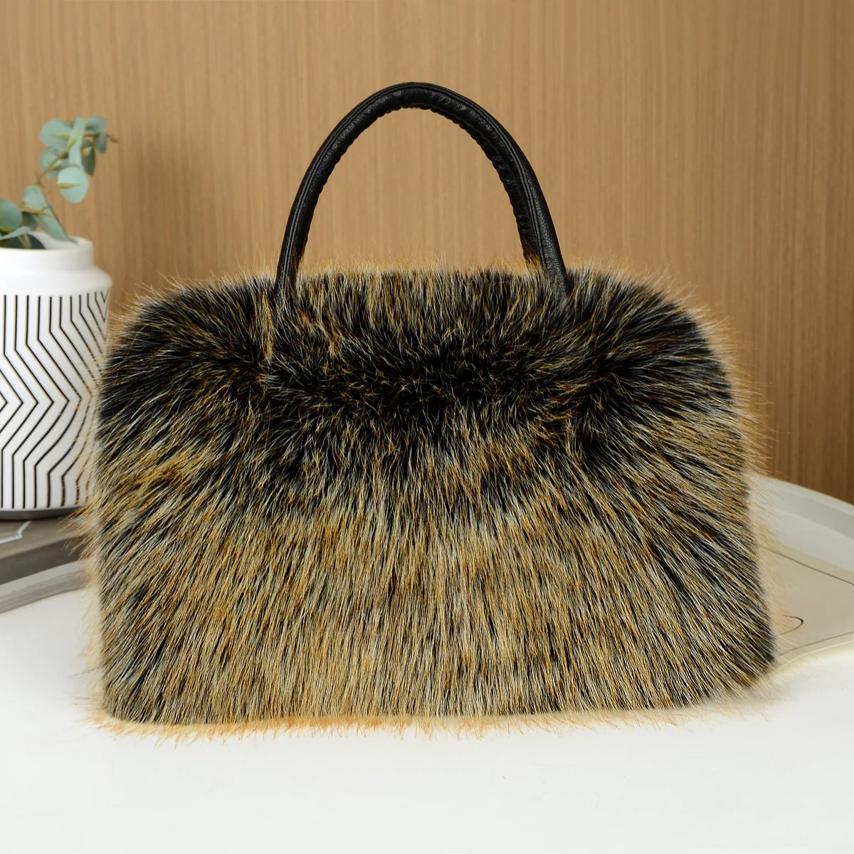 Luxury Fur Handbags 2023 Winter Hand Imitation Raccoon Fur Plush Bag Advanced Fashion Handheld One Shoulder Faux Fur Bag