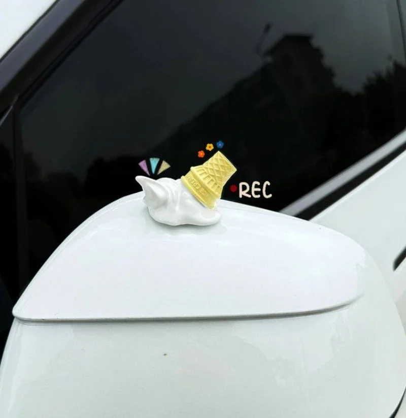 Falling ice cream cones, ice cream body decorations, creative and funny decorations for cars and motorcycles