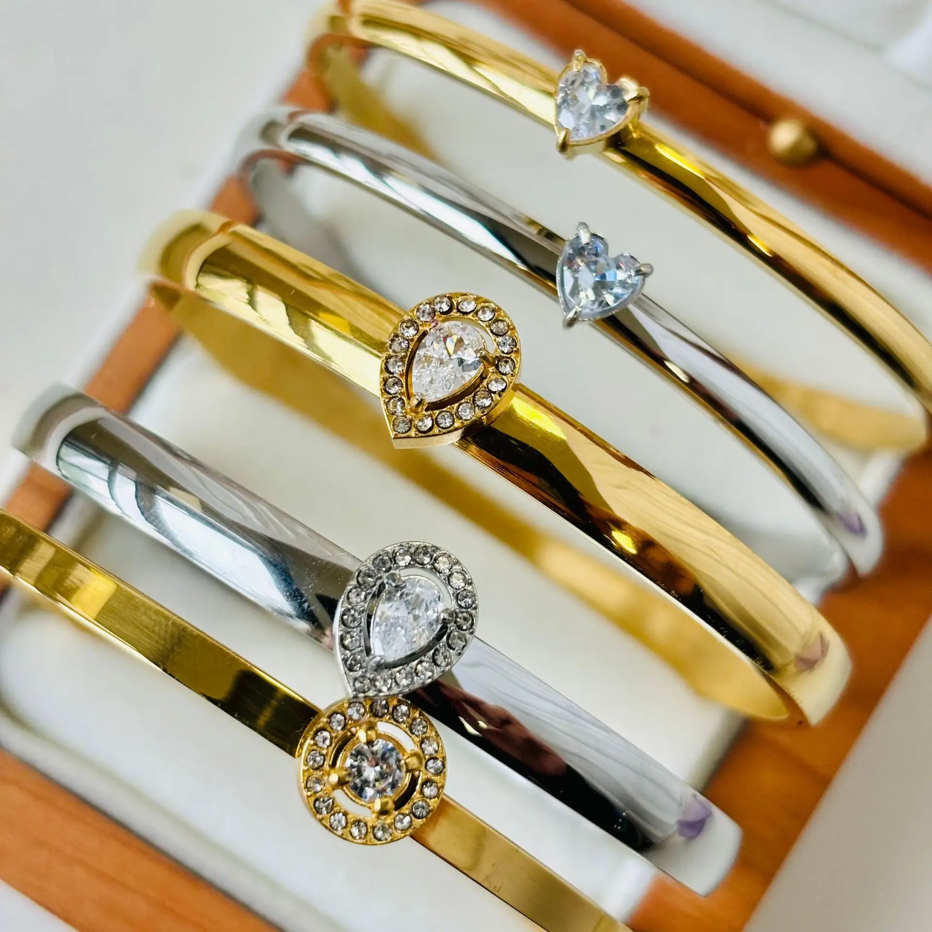 

Браслет из нержавеющей стали с фианитами, 18 карат