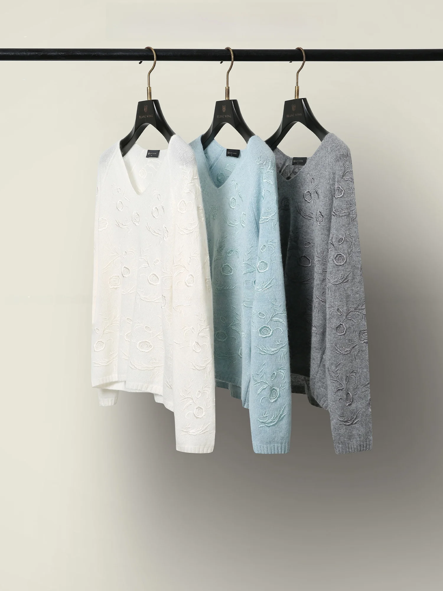 

Мягкий, приятный к телу свитер BLANC WING из 100% камаре с V-образным вырезом, вязаный пуловер для женщин 35-39 лет, офисный стиль, длинный рукав