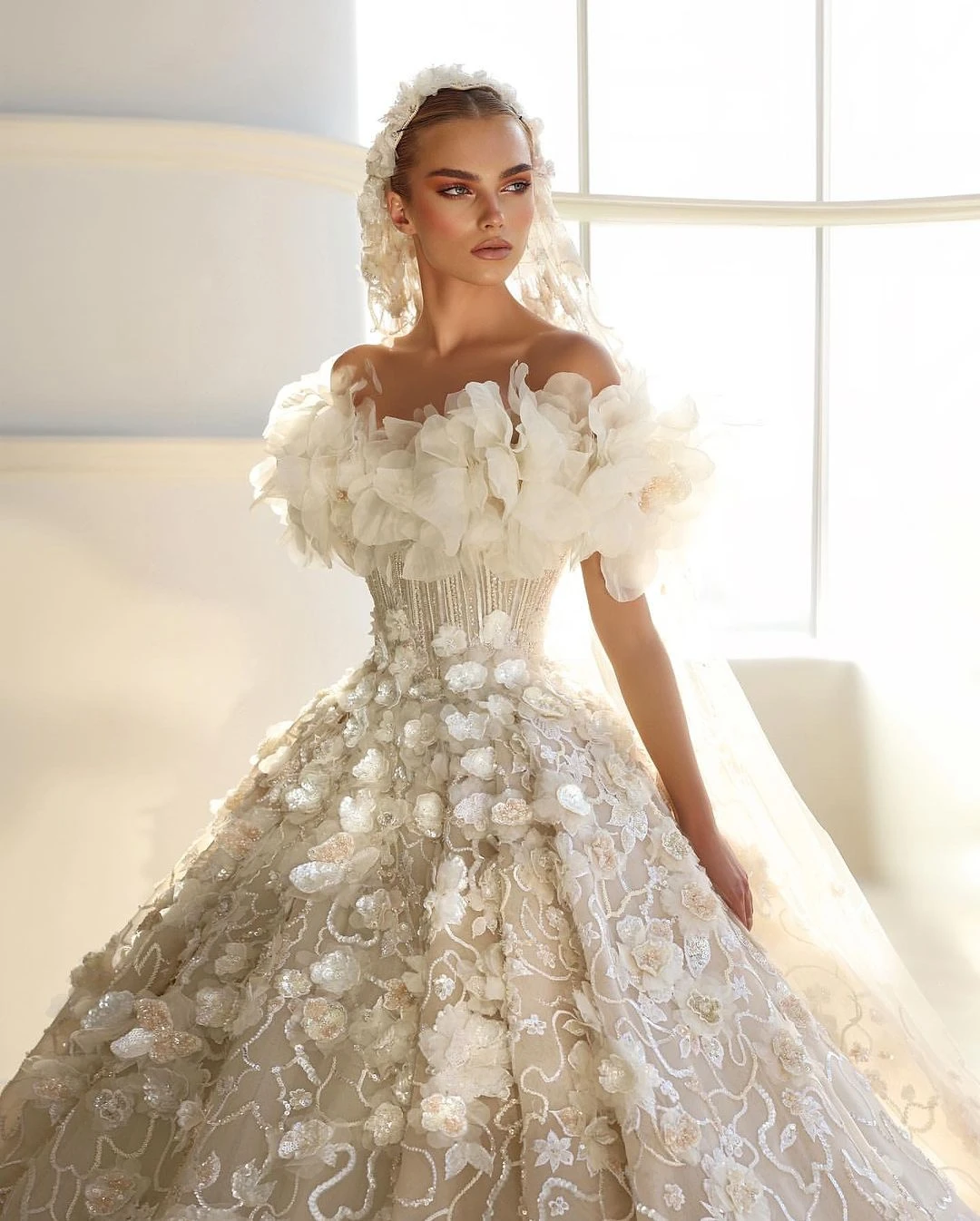 Robes de mariée de luxe avec perles en cœur, appliques 3D, boule de dentelle, patients, robe bohème sur mesure, dos à lacets, train de balayage