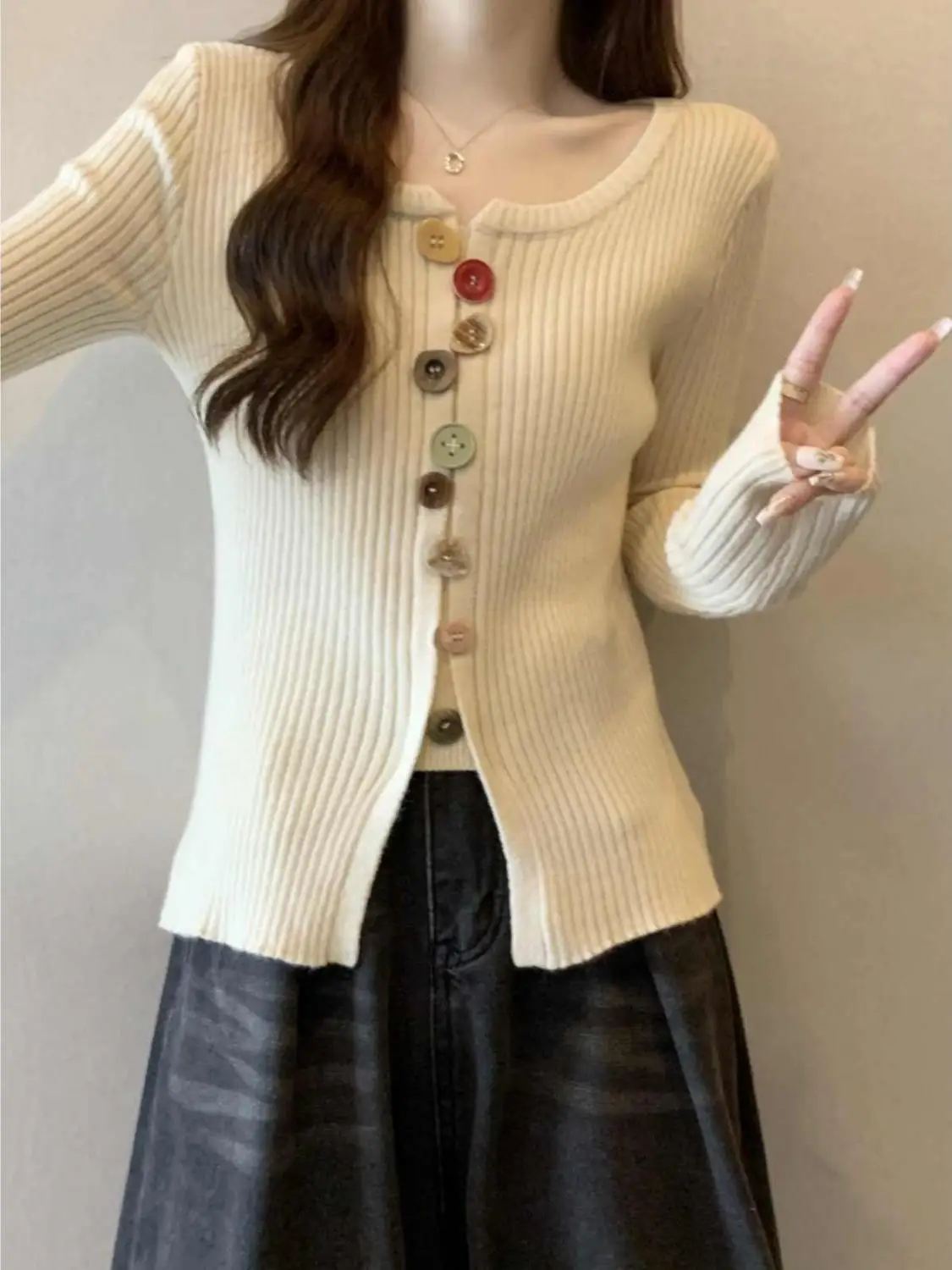 

Новая женская трикотажная футболка с длинным рукавом, асимметричным подолом, отложным воротником и пуговицами, для ранней осени