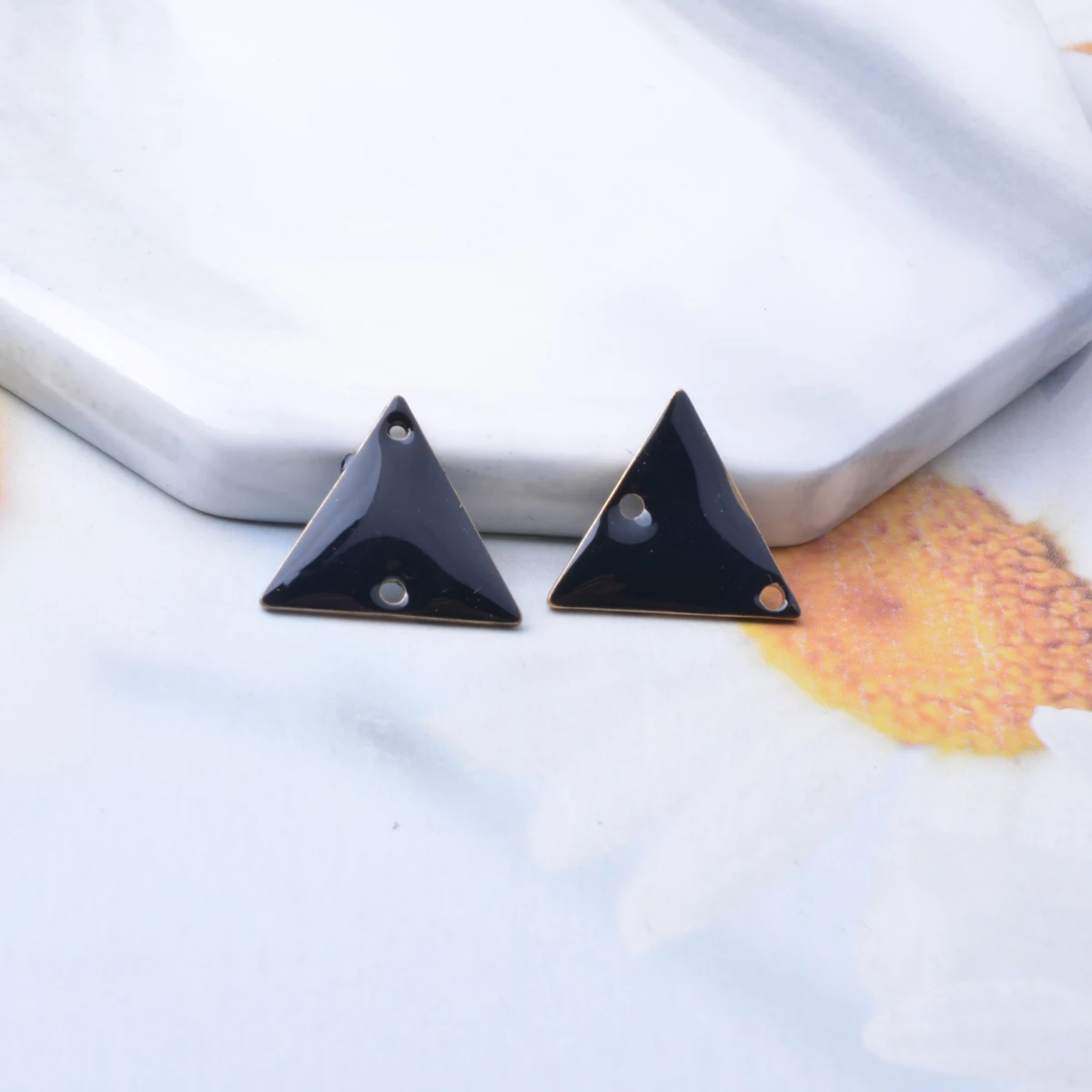 30 Stück 14*16mm Hochwertige Bunte Kupfer-Dreiecksverbinder mit Beidseitiger Emaille und Zwei Löchern für DIY-Schmuck- und Ohrringherstellung – Detail 5