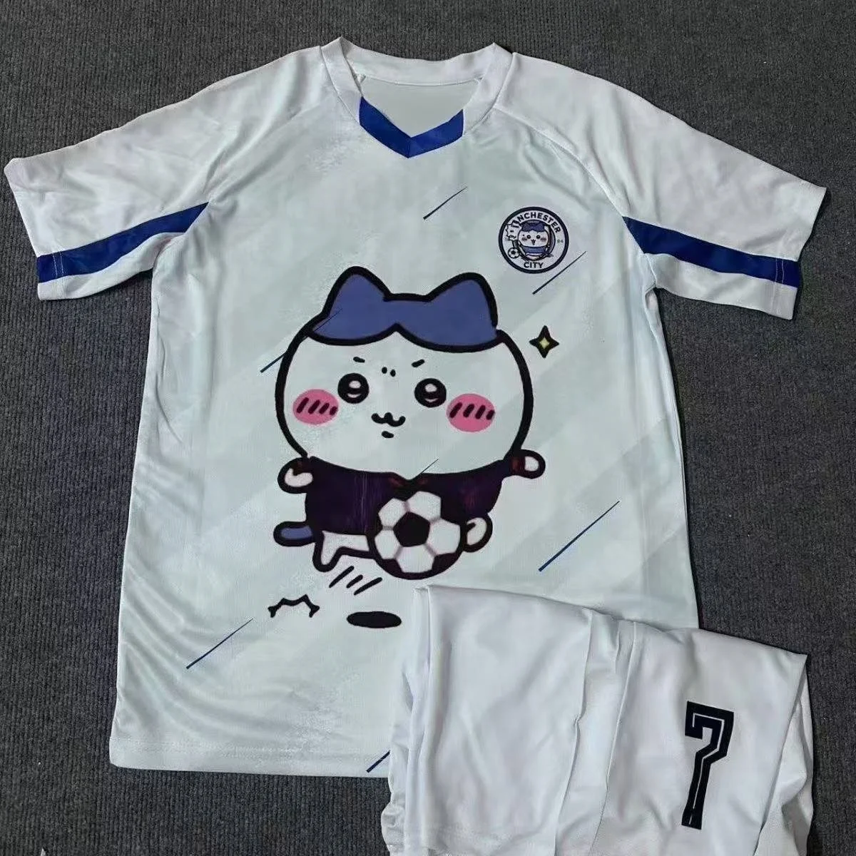 Niedliches Hachiware Chiikawa Fußballtrikot-Set, Kurzarm-T-Shirt + Shorts, 2-teiliger Anzug, Unisex-Sport-Fußballuniform, Familien-Set – Detail 2