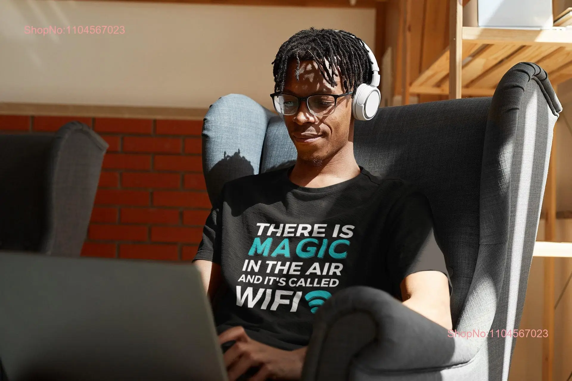 هناك سحر في الهواء وهو يسمى واي فاي مضحك تي شيرت لاعب يوتيوب المؤثر بأكمام طويلة أو قصيرة