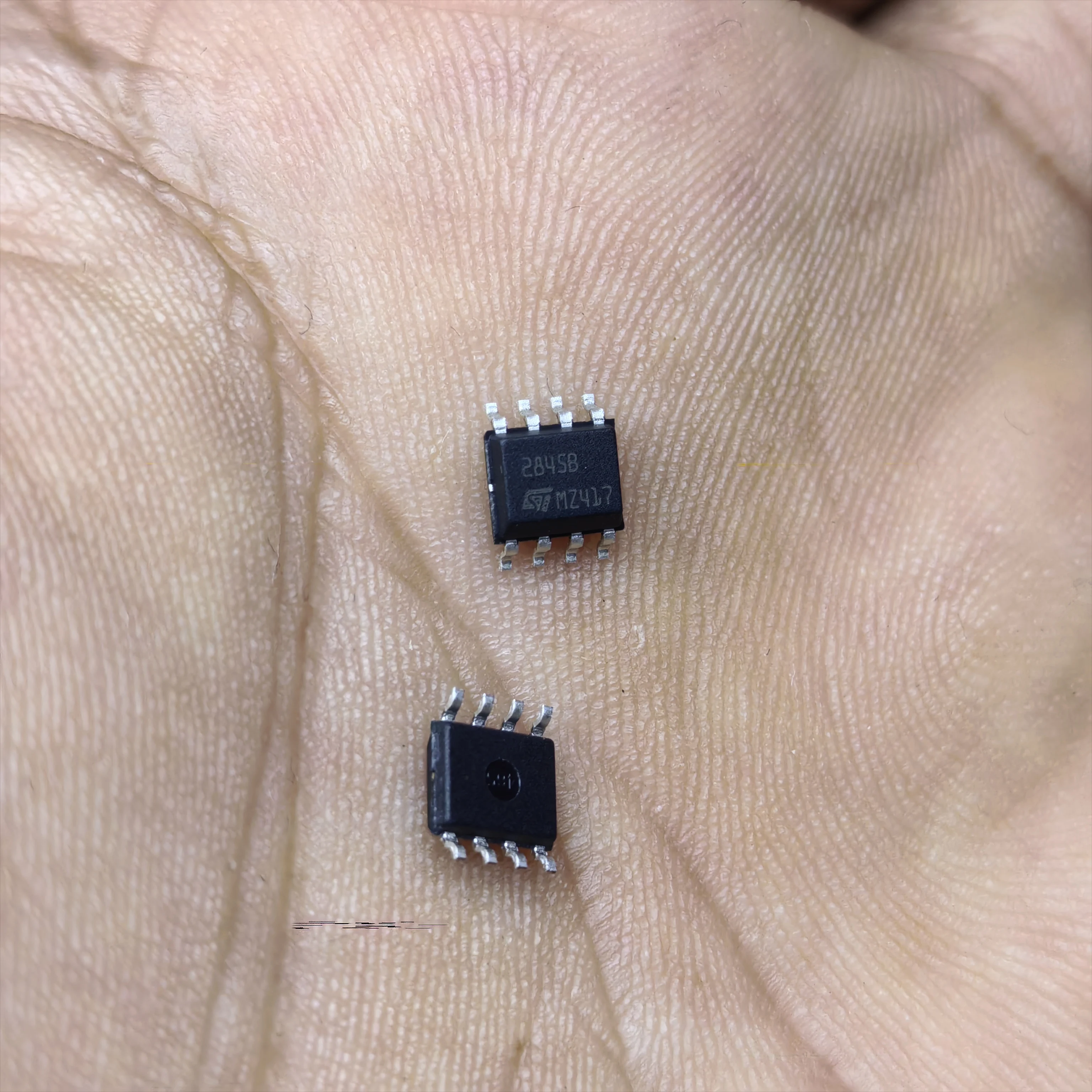 

10PCS Imported new UC2845B high-performance current mode controller UC2845BD1R2G patch SOP-8
