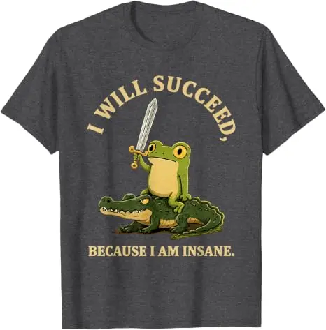 Ich werde Erfolg haben, weil ich verrückt bin. Lustiges T-Shirt mit Frosch auf Krokodil. Y2k Frosch reitet auf Krokodil. Ästhetische Kleidung. Humorvolles Spruch-T-Shirt. – Detail 13