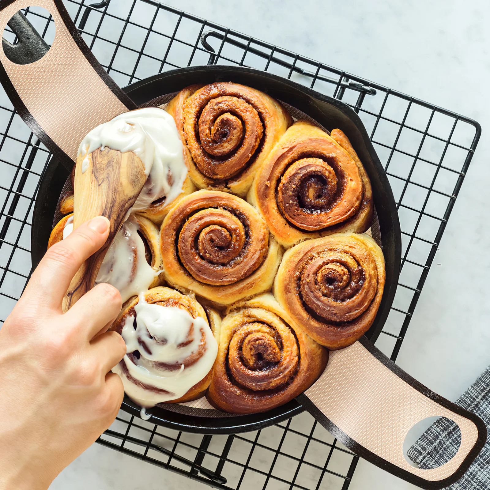 

1Pcs Bread Baking Mat Glass Fiber Brown with Long Handles Dough Rolling Mat Heat Resistant Easy Clean Pastry Kitchen Tool